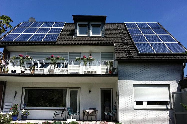 Ein Einfamilienhaus mit Solaranlagen auf dem Dach