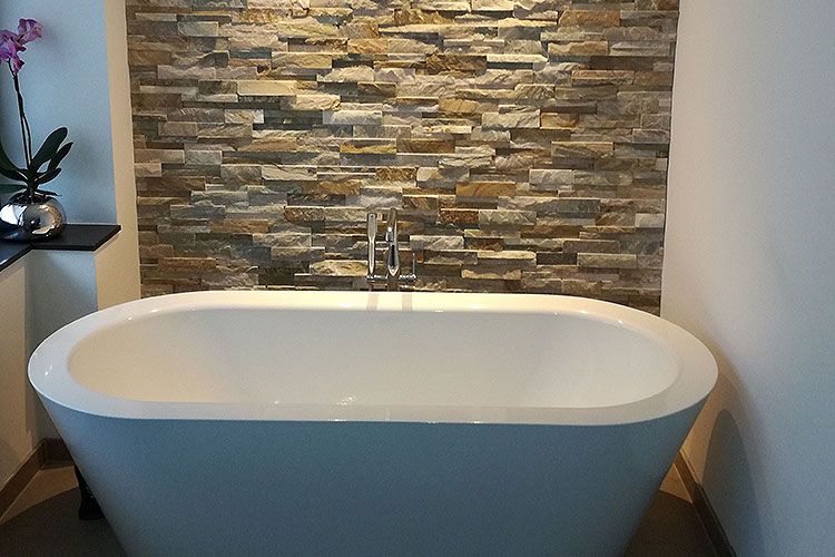 Ein Luxusbadezimmer mit Badewanne