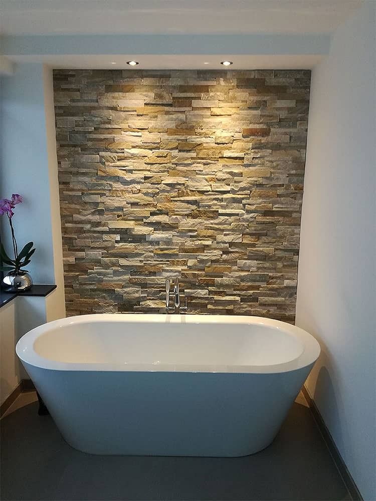 Eine Luxusbadewanne in einem Badezimmer