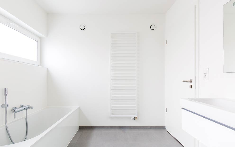 Ein helles Luxusbadezimmer mit Badewanne