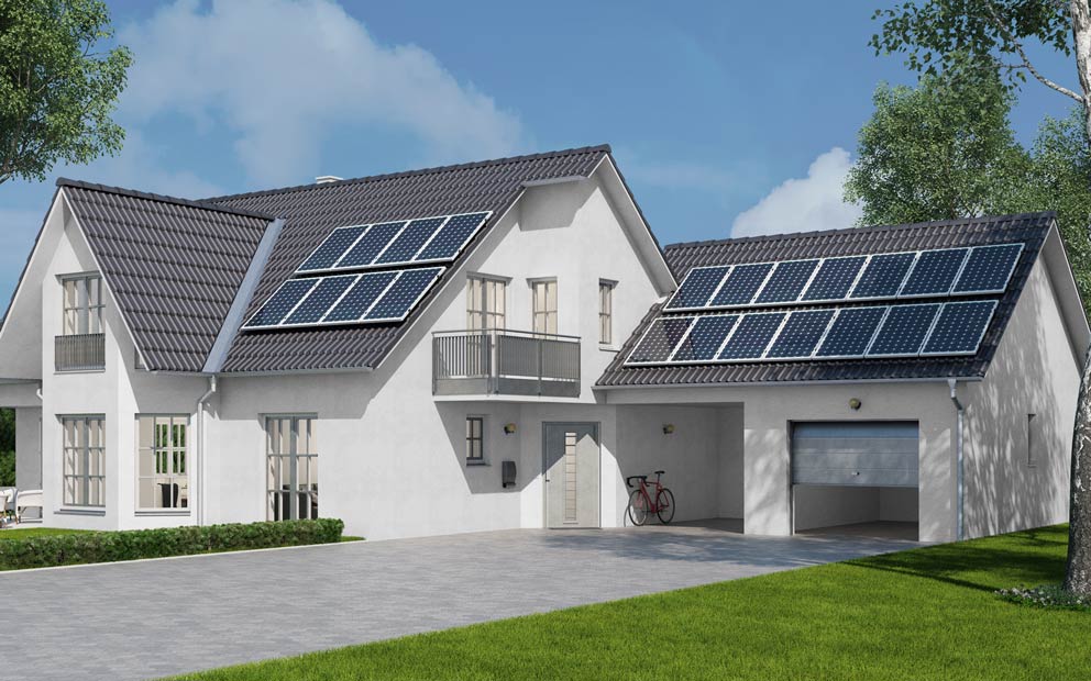 Ein Einfamilienhaus mit Solaranlagen auf dem Dach