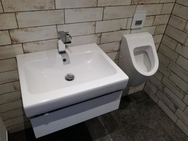 Ein weißes Waschbecken und ein Pissoir